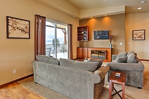 Apartment (3 Bedrooms) | Interior - Breezy Lake Chelan Condo w/ Pool & Hot Tub Access! (Manson)