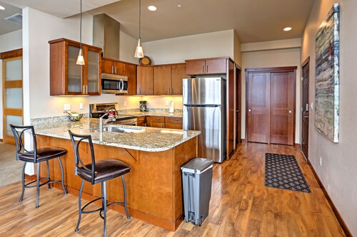 Breezy Lake Chelan Condo w/ Pool & Hot Tub Access!