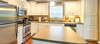 Hot Tub & Wooded Views: Lakefront Blue Eye Cottage