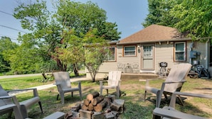 A house with a front yard, outdoor seating, and a fire pit. - Lakeside Indiana Vacation Rental Near Fort Wayne! (Churubusco)