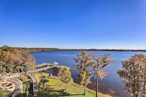 Vista para o lago, com um coreto, caminhos para passear e um cais.