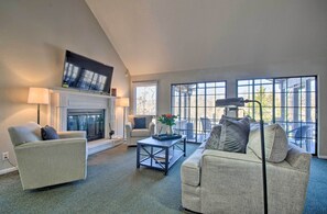 Hus (4 Bedrooms) | Oppholdsområde | TV, peis og bøker