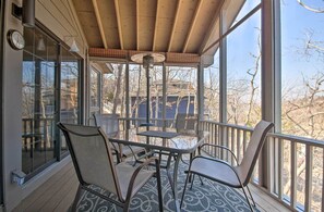 Interior - Margaritaville Hideaway: 3 Decks & Fireplace! (Osage Beach)