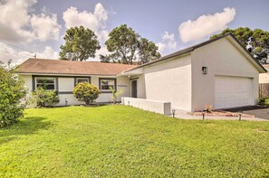 House (3 Bedrooms) | Interior - Lovely Lauderhill Retreat < 12 Mi to Beach! (Lauderhill)