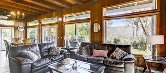 บ้านที่ยินดีต้อนรับสัตว์เลี้ยงที่ Grants Pass พร้อมผ่อนคลายในอ่างน้ำร้อน!