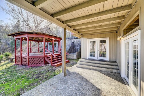 Pet-friendly Grants Pass Home w/ Hot Tub!