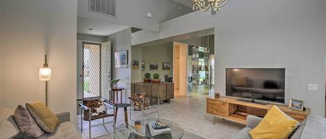 Apartment (3 Bedrooms) | Living area | TV