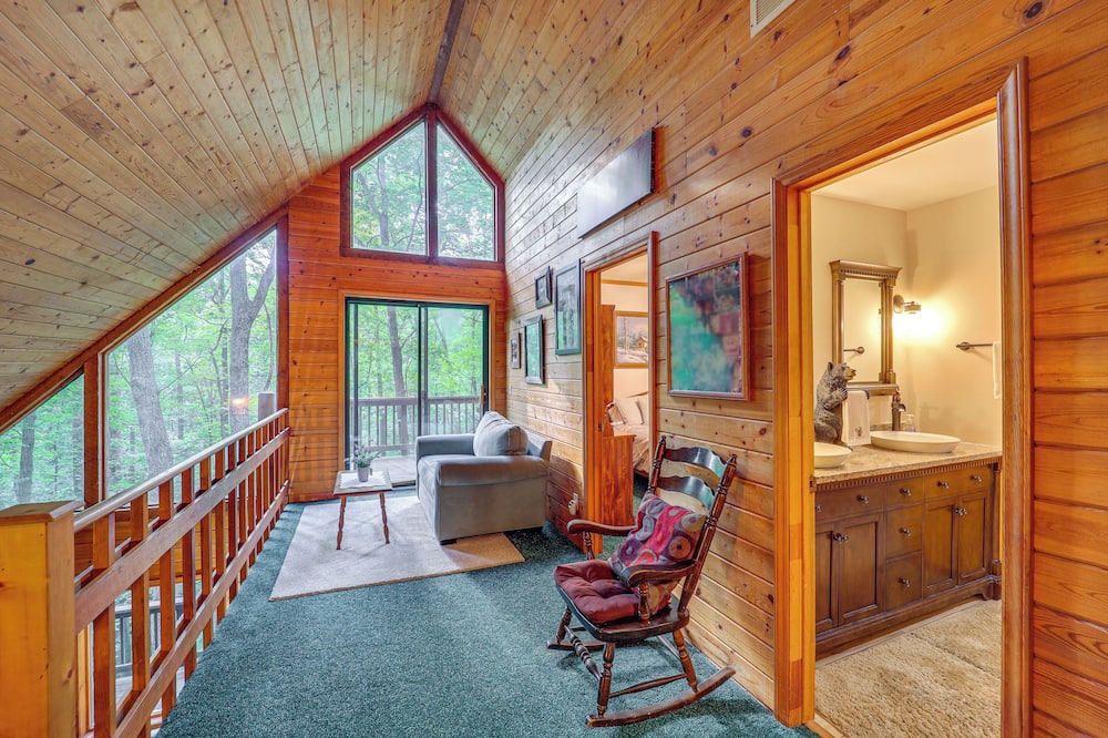 Deep Gap Cabin w/ Private Deck & Community Perks! - Powderhorn Mountain, NC