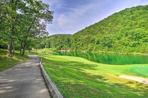 Interior - Screened Deck: Cozy Branson West Cabin! (Branson West)