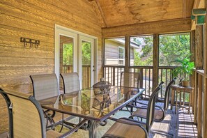 Interior - Screened Deck: Cozy Branson West Cabin! (Branson West)