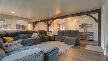 House (6 Bedrooms) | Interior