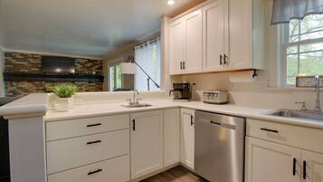 House (6 Bedrooms) | Interior