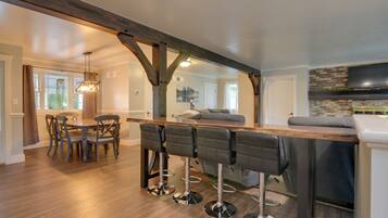 House (6 Bedrooms) | Interior