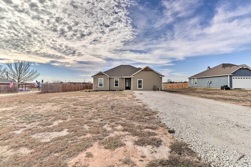 China Spring Home ~ 13 Mi to Downtown Waco!