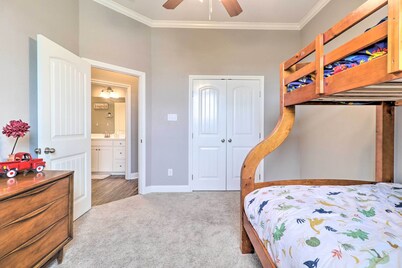 China Spring Home ~ 13 Mi to Downtown Waco!