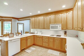 House (6 Bedrooms) | Interior