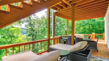 House (6 Bedrooms) | Interior