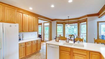 House (6 Bedrooms) | Interior