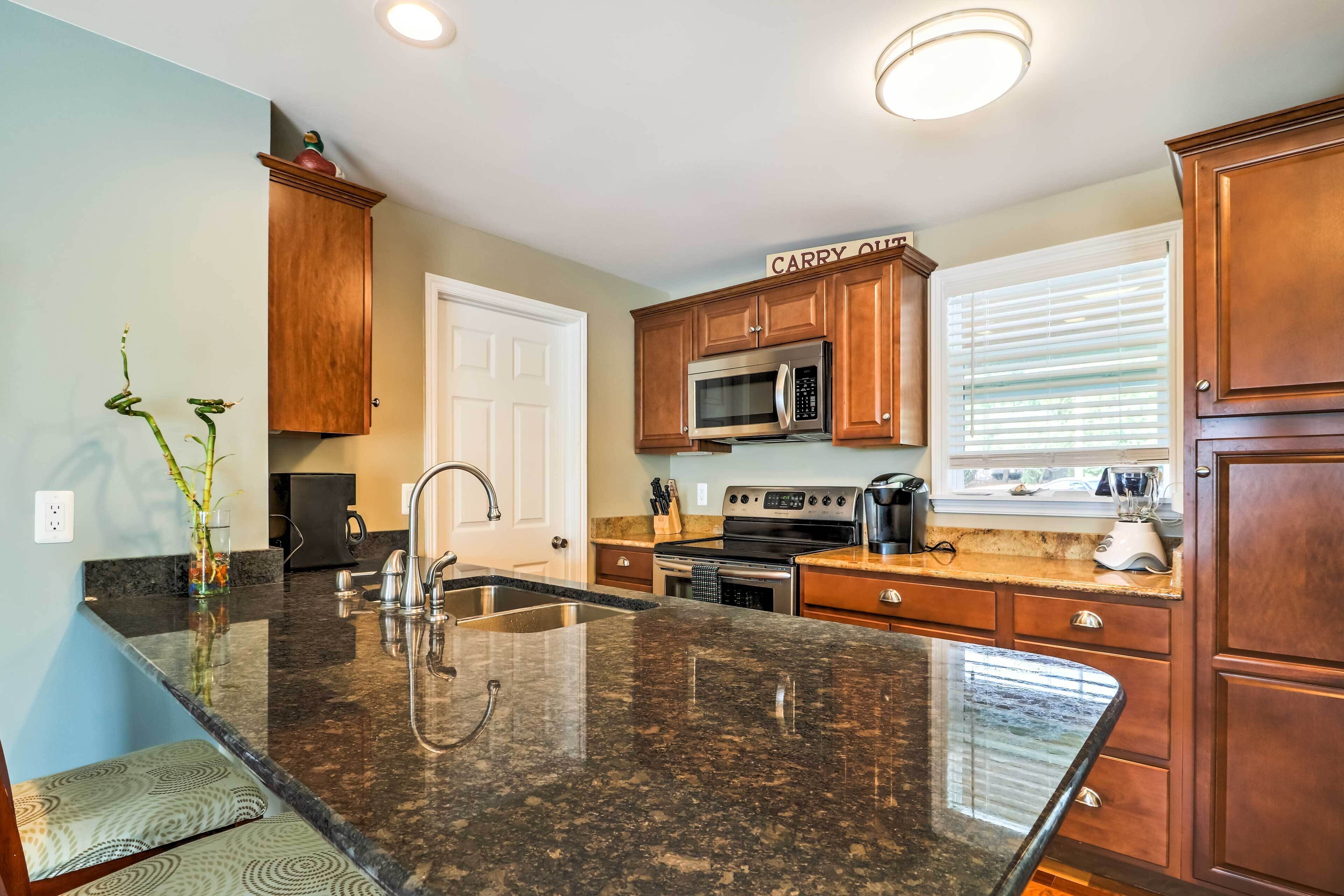 Lakefront Home: Tiki Bar, Bbq, & Fire Pit!