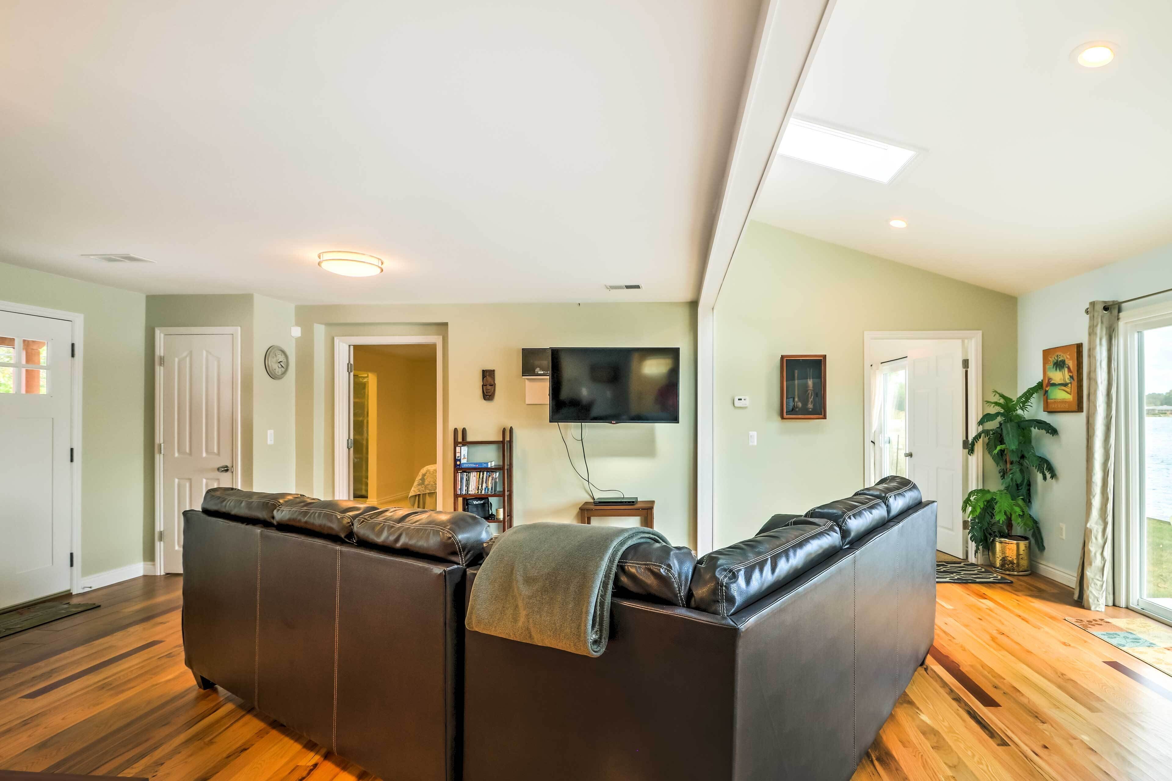 Lakefront Home: Tiki Bar, Bbq, & Fire Pit!