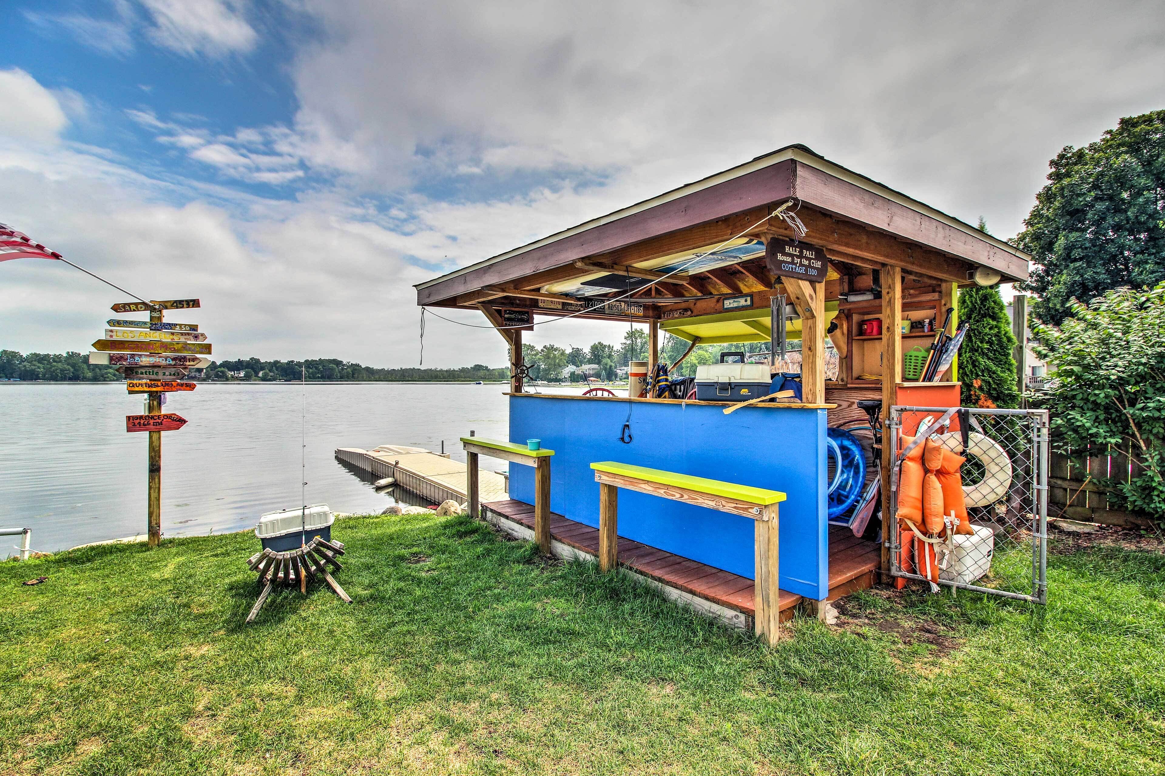 Lakefront Home: Tiki Bar, Bbq, & Fire Pit!