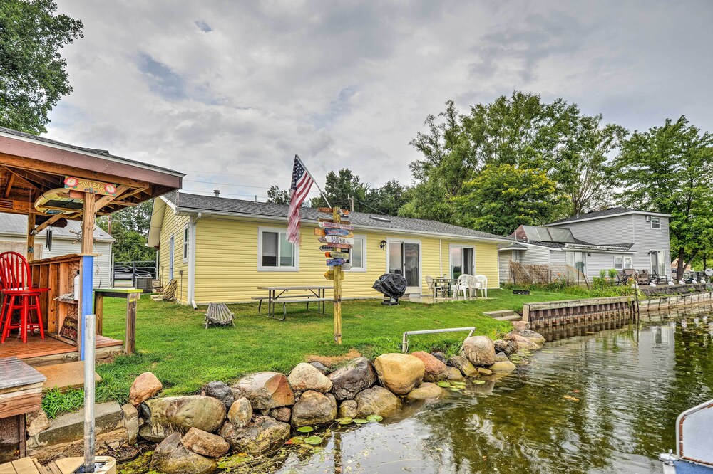 Lakefront Home: Tiki Bar, Bbq, & Fire Pit!