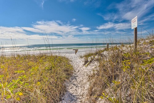 Vibrant Family Condo: 100 Feet to Private Beach!