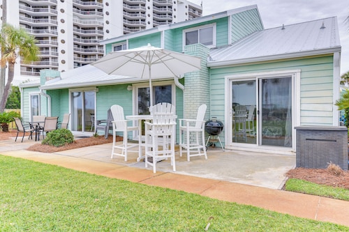 Vibrant Family Condo: 100 Feet to Private Beach!