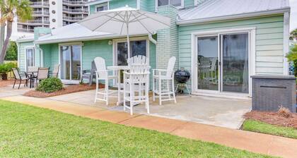 Vibrant Family Condo: 100 Feet to Private Beach!