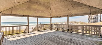 Vibrant Family Condo: 100 Feet to Private Beach!