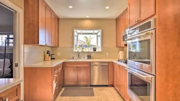 Microondas, horno, placa de cocina, lavavajillas