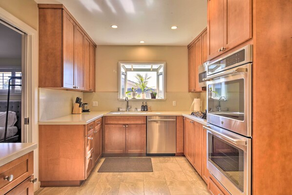Apartment (1 Bedroom) | Private kitchen | Microwave, oven, stovetop, dishwasher - Los Angeles Suite ~ 12 Mi From Downtown! (Los Angeles)