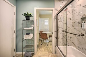 Apartment (1 Bedroom) | Bathroom | Bathtub - Los Angeles Suite ~ 12 Mi From Downtown! (Los Angeles)