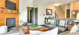 Somerset Townhome w/ Deck < 2 Mi to Ski Lift!