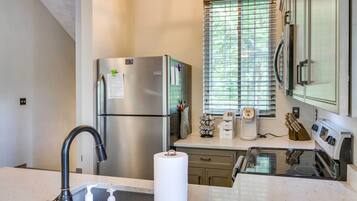 Cookware/dishes/utensils, paper towels