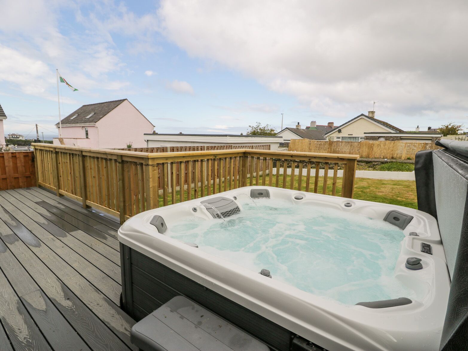 Cottage | Outdoor spa tub