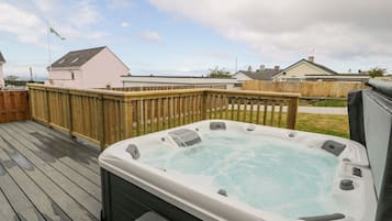 Cottage | Outdoor spa tub