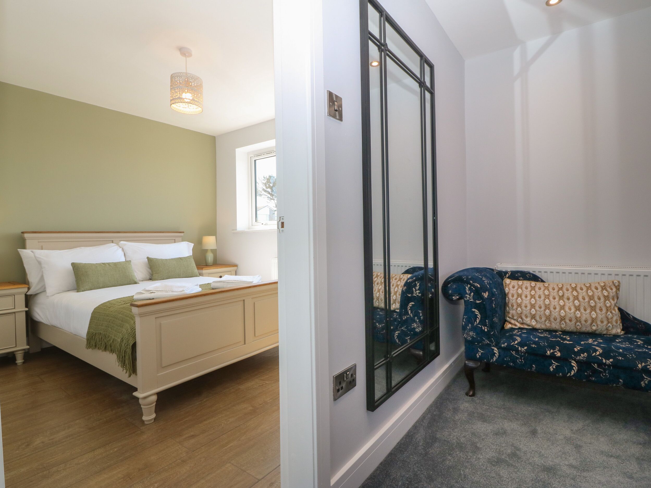 4 dormitorios, decoración individual, mobiliario individual