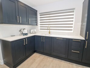 Refrigerador, lavavajillas, tetera/pava eléctrica, tostadora