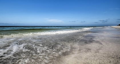 Indian Shores Condo w/ 2 Balconies & Pool Access!