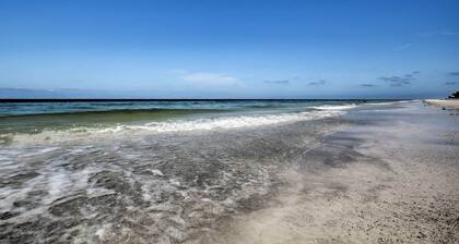 Indian Shores Condo w/ 2 Balconies & Pool Access!