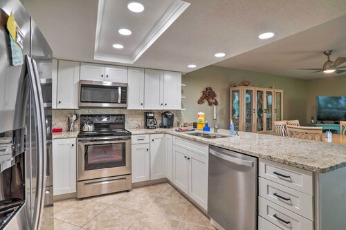 Indian Shores Condo w/ 2 Balconies & Pool Access!