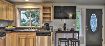 Chic Battle Ground Apartment ~ 18 Mi to Vancouver!