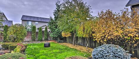 Ein gepflegter Garten mit verschiedenen Pflanzen und einer Rasenfläche.