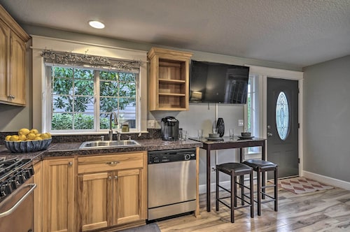 Chic Battle Ground Apartment ~ 18 Mi to Vancouver!