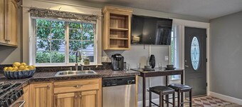 Chic Battle Ground Apartment ~ 18 Mi to Vancouver!