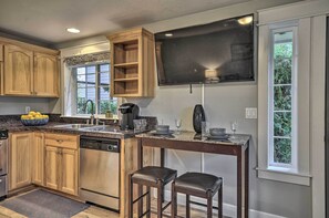 Apartment (1 Bedroom) | Interior - Chic Battle Ground Apartment ~ 18 Mi to Vancouver! (Battle Ground)
