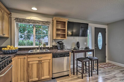 Chic Battle Ground Apartment ~ 18 Mi to Vancouver!