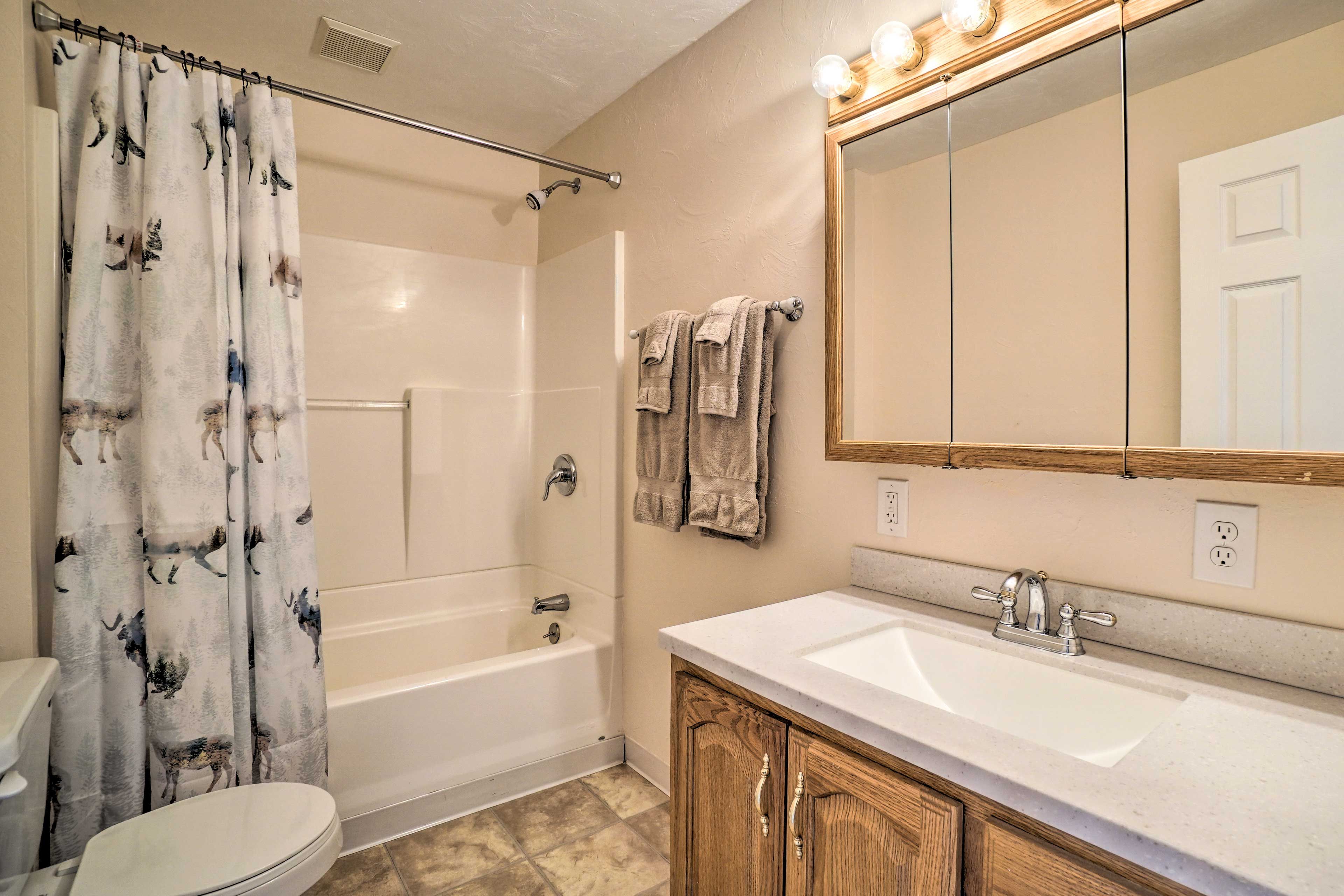 Une salle de bain avec une baignoire, des toilettes et un lavabo.