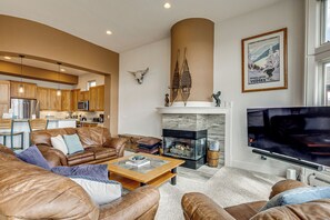 Apartment (3 Bedrooms) | Interior - Fraser Townhome w/ Deck, 7 Mi to Winter Park! (Fraser)